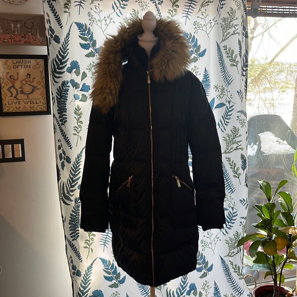 Beautiful down jacket. Never worn. Fur collar is detachable.